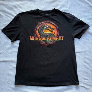 This Mortal Kombat logo black graphic T-shirt in men’s size Large is a comfortab